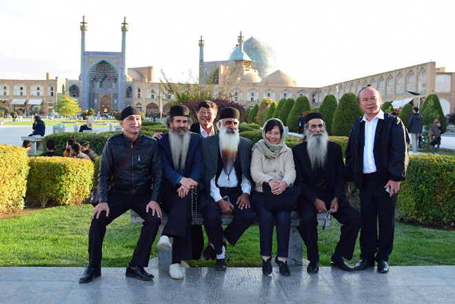 Khách Việt với ba ông râu dài ở quảng trường