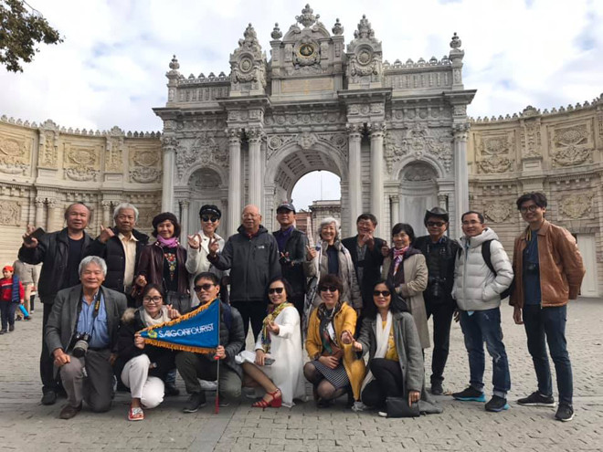 Các thành viên trong đoàn chụp ảnh lưu niệm