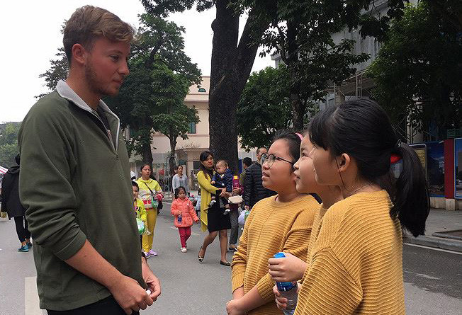 Học sinh “bắt” khách tây ở Bờ Hồ để cải thiện khả năng ngoại ngữ