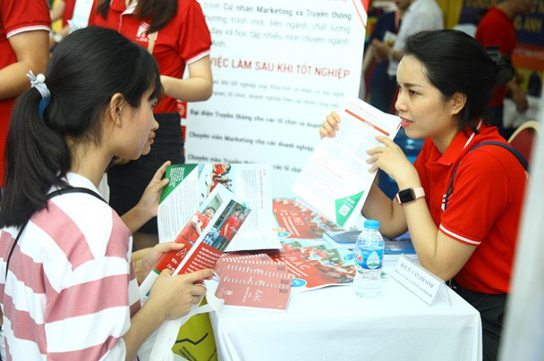 Học sinh dự ngày hội tư vấn tuyển sinh - hướng nghiệp 2020 ở Hà Nội ảnh minh họa 