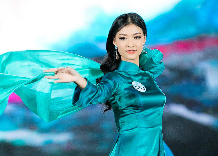 Kiều Loan trong phần thi trang phục áo dài trong đêm chung kết