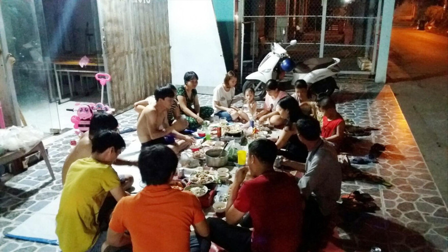 Công nhân đón Tết nơi đất khách (ảnh chụp đêm giao thừa 2019 của công nhân ở Bình Dương). ảnh: Hương Chi