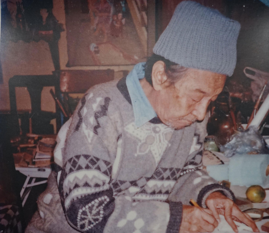 Họa sỹ Mai Văn Hiến đang sáng tác