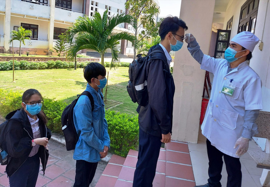 Đo thân nhiệt thí sinh thi tốt nghiệp THPT 2020 ở tỉnh Quảng Nam. Ảnh: H. Văn