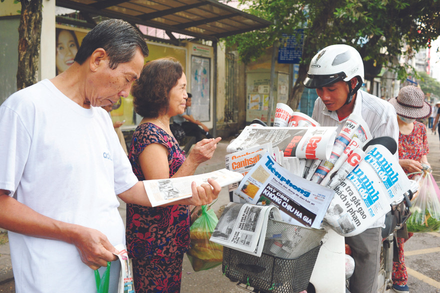 Báo chí luôn là món ăn tinh thần không thể thiếu của người dân Ảnh: PV