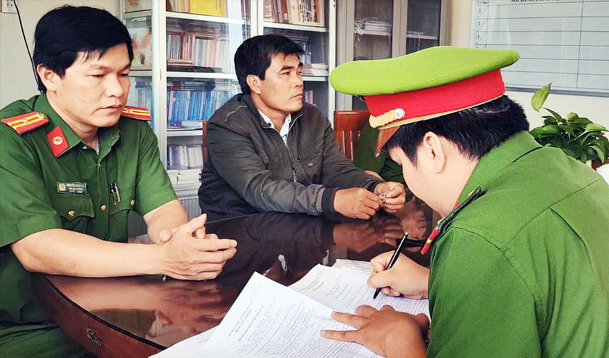 Ông Nguyễn Văn Tiên, bí thư Đảng ủy thị trấn Hòa Hiệp Trung, nguyên Trưởng phòng TN&MT huyện Đông Hòa, bị khởi tố bắt giam