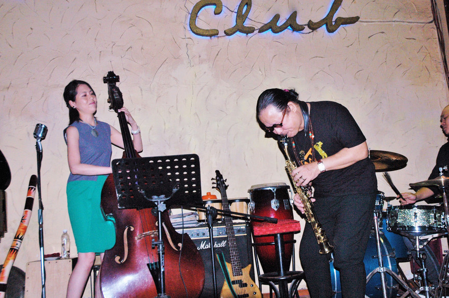 Nghệ sĩ Trần Mạnh Tuấn biểu diễn cùng một nghệ sĩ Nhật Bản. Cô đến Việt Nam từ trước khi dịch COVID-19 nổ ra Ảnh: Trần Nguyên Anh