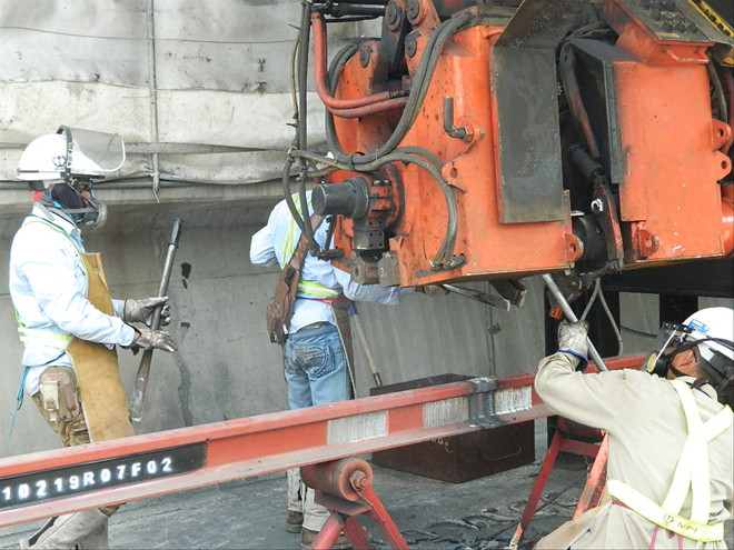 Các công nhân hàn các thanh ray để lắp đường ray đoạn metro đi trên cao thuộc gói thầu số 2 Ảnh: Huy Thịnh