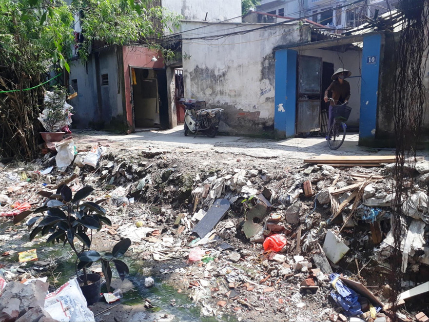 Đoạn mương hở H2C nước đen kịt bốc mùi hôi thối