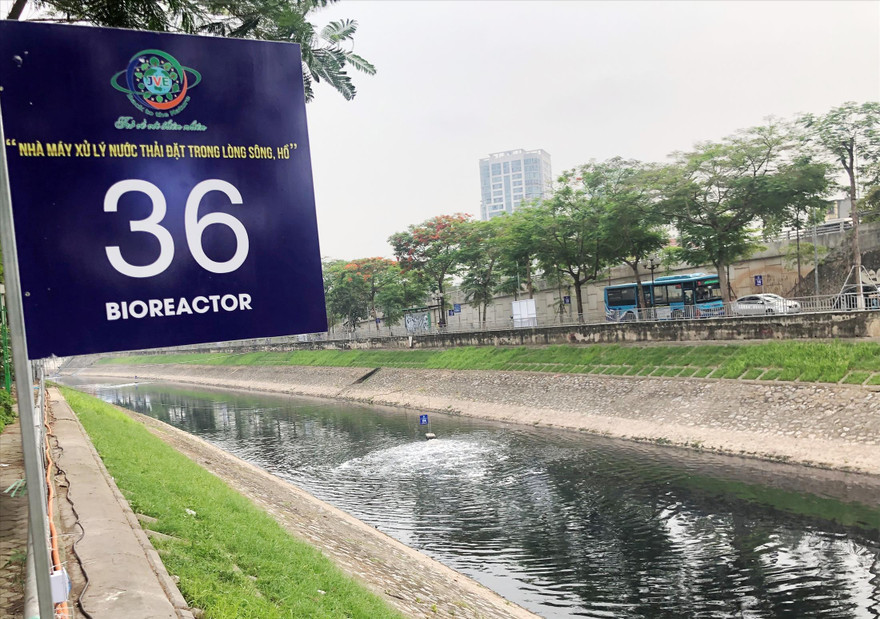 Theo Công ty Thoát Nước Hà Nội, đoạn sông đang xử lý ô nhiễm theo Nano – Bioreactor vừa được đơn vị nạo vét bùn, khai thông dòng chảy