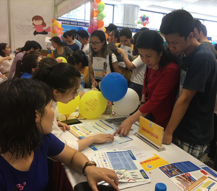 Thí sinh tham gia ngày hội tư vấn tuyển sinh năm 2019 Ảnh: Diệp An