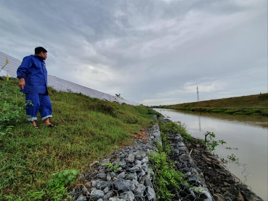 Đoạn đê bị sạt dài hàng trăm mét, ăn sâu vào thân đê