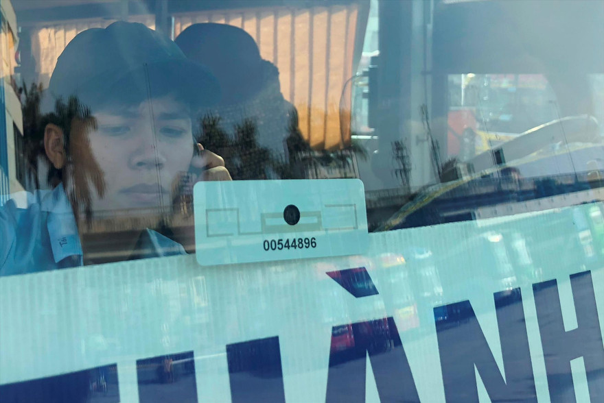 Mới có 10% trên tổng số 3,7 triệu ô tô trên cả nước dán thẻ ETCẢnh: A.Trọng