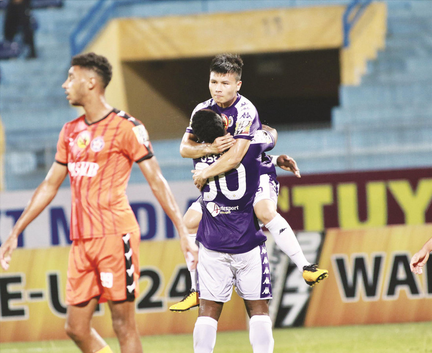 Các cầu thủ Hà Nội ăn mừng bàn mở tỷ số của Oseni ảnh: VSI