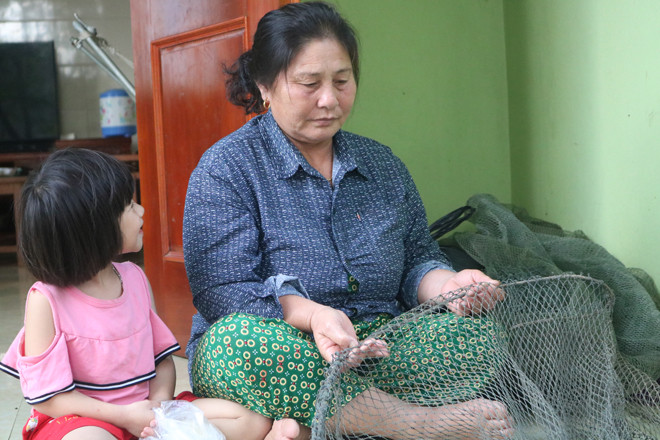 Vừa ngồi xếp lại mớ lưới chuẩn bị cho lần đánh bắt, chị Nguyệt kể về cái duyên với nghề vớt xác