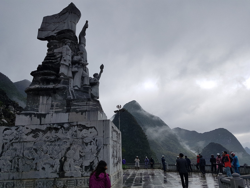 Tượng đài kỷ niệm công trường công trình mở đường Hạnh Phúc cuối 50 đầu 60