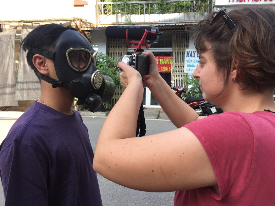 Nghệ sĩ Irene Dorigotti đang quay phim trên phố cổ Hà Nội Ảnh: Quỳnh Đăng