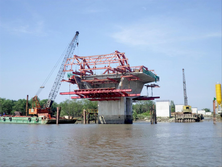 Thi công cầu trên tuyến cao tốc Bến Lức - Long Thành Ảnh: VEC