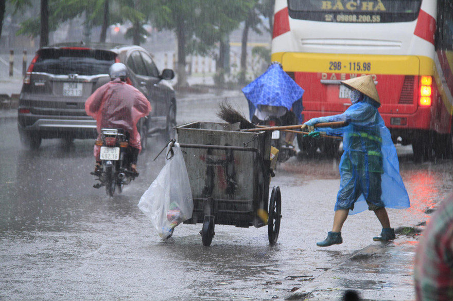 Công nhân môi trường thường không được nghỉ những ngày lễ. Dù nắng gắt hay mưa giông, bão tố, họ vẫn phải đi làm để đảm bảo tiến độ thu dọn rác trên địa bàn. Ảnh: Trường Phong