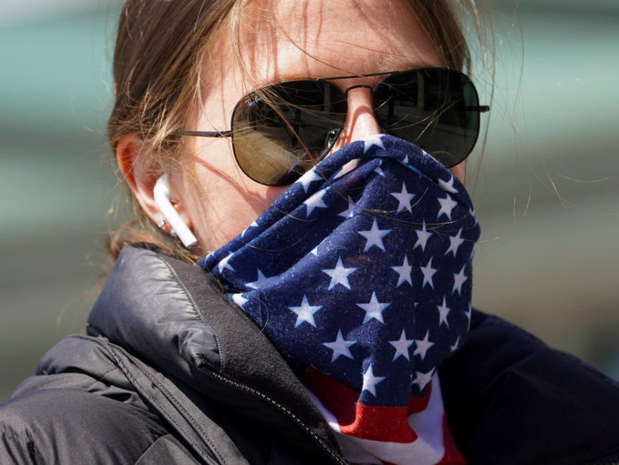  Nhiều người phải tự làm khẩu trang để dùngẢnh: Reuters