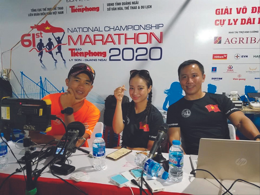 Anh Phạm Thúc Trương Lương (bên phải) cùng 2 đồng nghiệp: nhà báo Nguyễn Đạt và Hương Quỳnh trong cabin bình luận trực tiếp Tiền Phong Marathon 2020 tại Lý Sơn, Quảng Ngãi