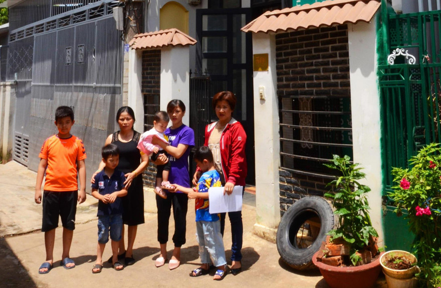 Gia đình bà Hà trước căn nhà vừa được hoãn cưỡng chế