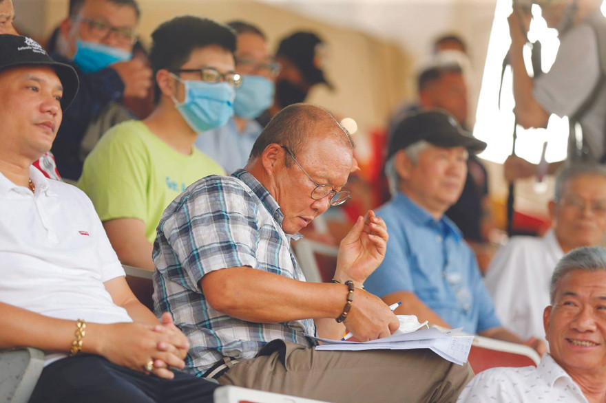 HLV Park Hang Seo di chuyển liên tục giữa các sân thi đấu để xem xét phong độ học trò, tìm kiếm gương mặt mới cho ĐTQGảnh:NHƯ Ý