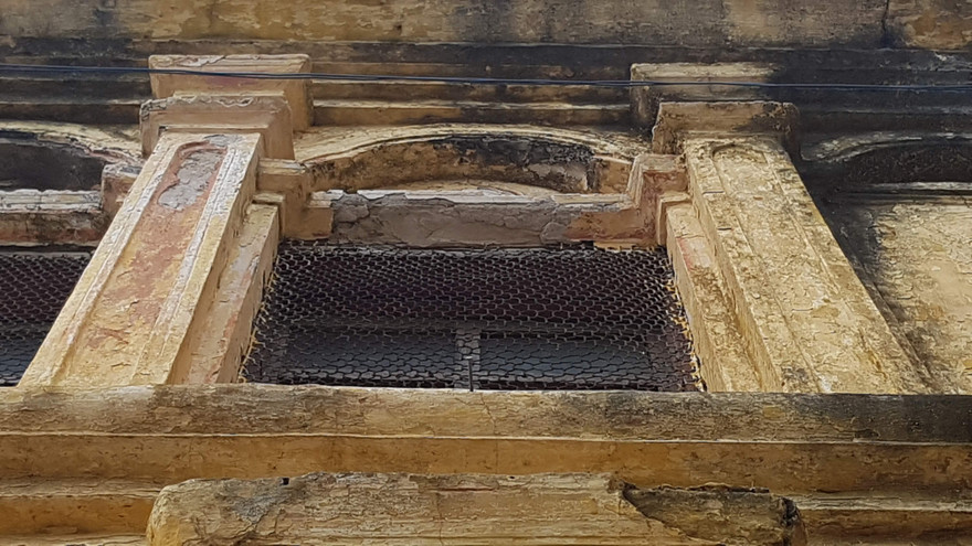 Hiện trạng nhà thờ Bùi Chu với nhiều chỗ chắp vá sơ sàii Ảnh: Minh Đức