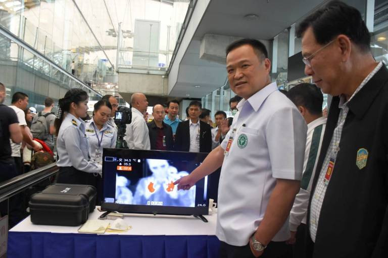 Bộ trưởng Y tế Thái Lan Anutin Charnvirakul kiểm tra việc quét thân nhiệt hành khách tại sân bay quốc tế Suvarnabhumi Ảnh: Chiangrai Times