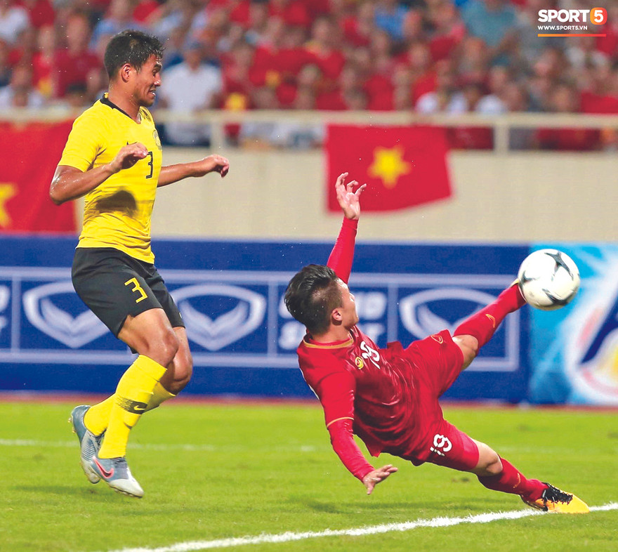 Pha ghi bàn của Quang Hải vào lưới Malaysia