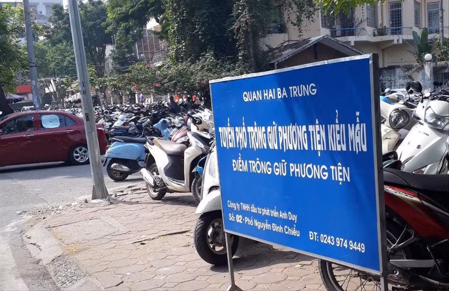 Trưng biển “Tuyến đường trông giữ phương tiện kiểu mẫu” nhưng điểm gửi xe trên phố Nguyễn Đình Chiểu chiếm gần trọn vỉa hè, thu tiền vé xe máy vượt 5.000 đồng/xeẢnh: Nguyễn Thắng