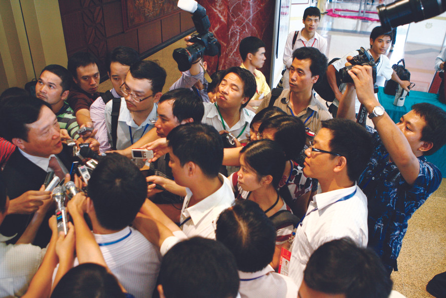 Phóng viên tác nghiệp bên lề Quốc hội. Ảnh: Hồng Vĩnh