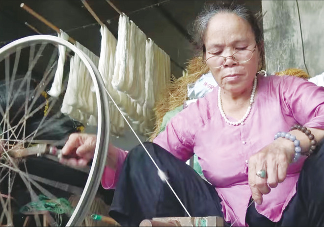 Bà Thuận đang quay tơ
