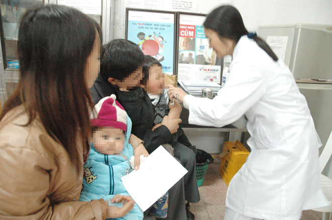 Tiêm phòng cho trẻ ở Hà Nội Ảnh: hồng vĩnh