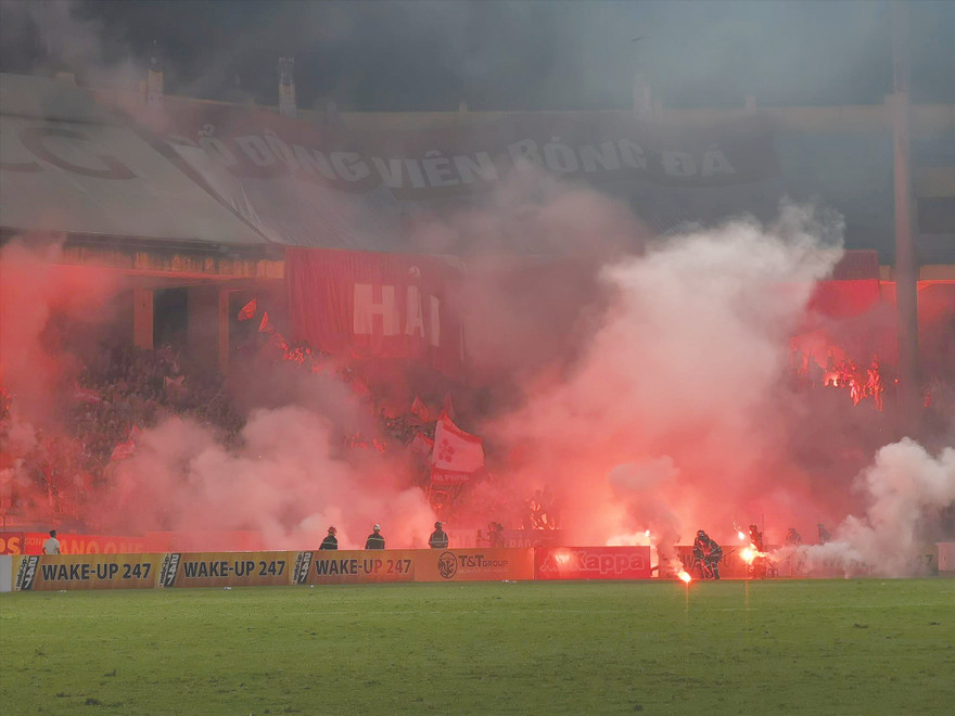 Pháo sáng đỏ rực sân Hàng Đẫy trong trận Hà Nội FC tiếp Hải Phòng ngày 21/4ảnh: VSI