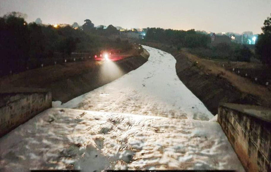 Bọt trắng dày đặc ở suối Chợ