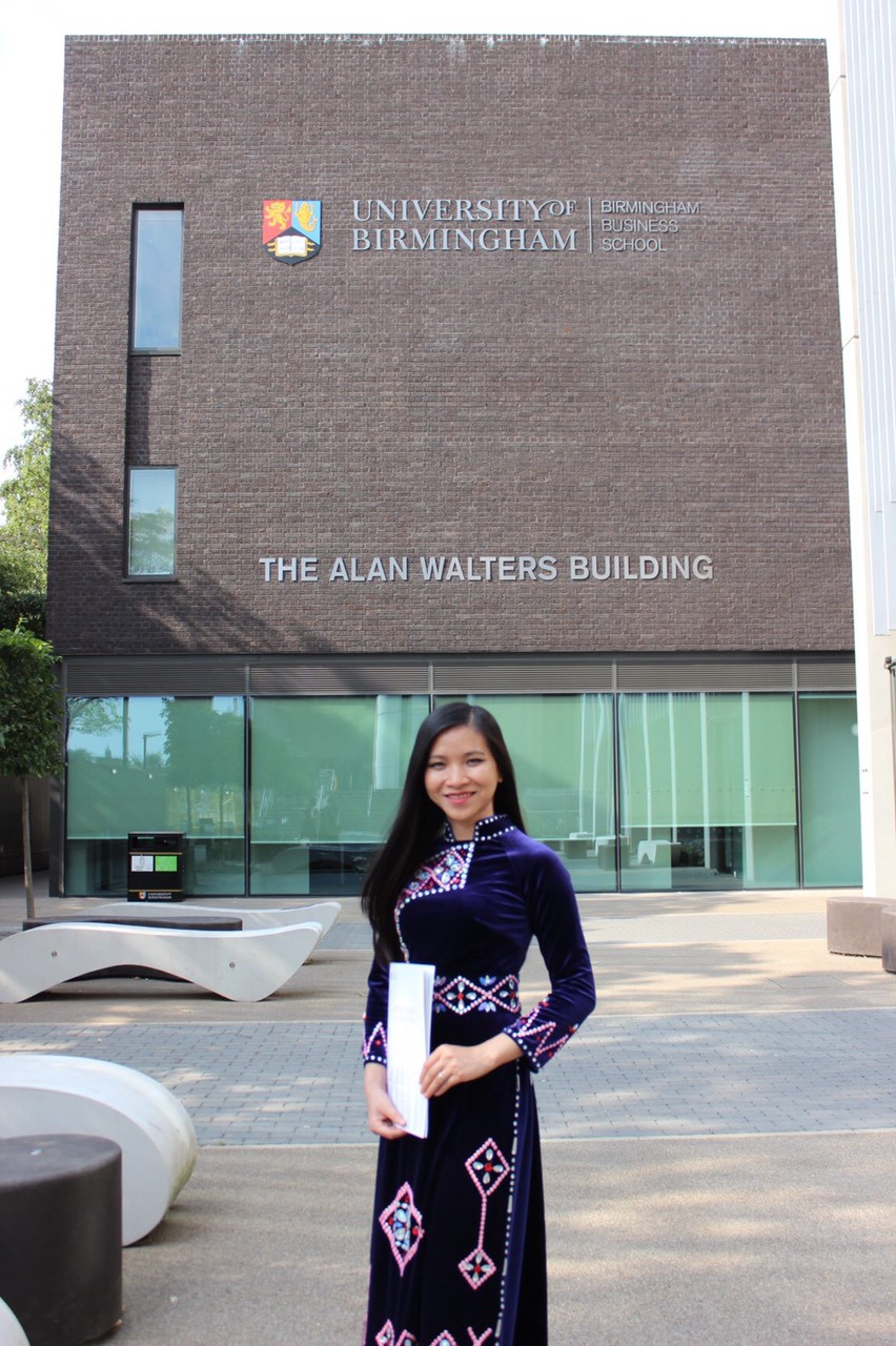  Lương Ngân tại ngôi trường cô được phong tiến sỹ