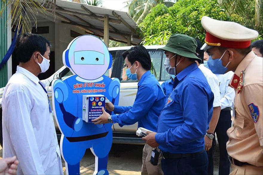 Mô hình rô bốt “Dũng sĩ diệt khuẩn” phòng chống dịch COVID-19 của tuổi trẻ Quảng Ngãi Ảnh: P.V