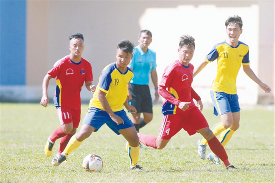 Huỳnh Văn Tiến (số 11) bị phạt 5 triệu đồng, cấm tham gia các hoạt động bóng đá do VFF quản lý, tổ chức trong 5 năm