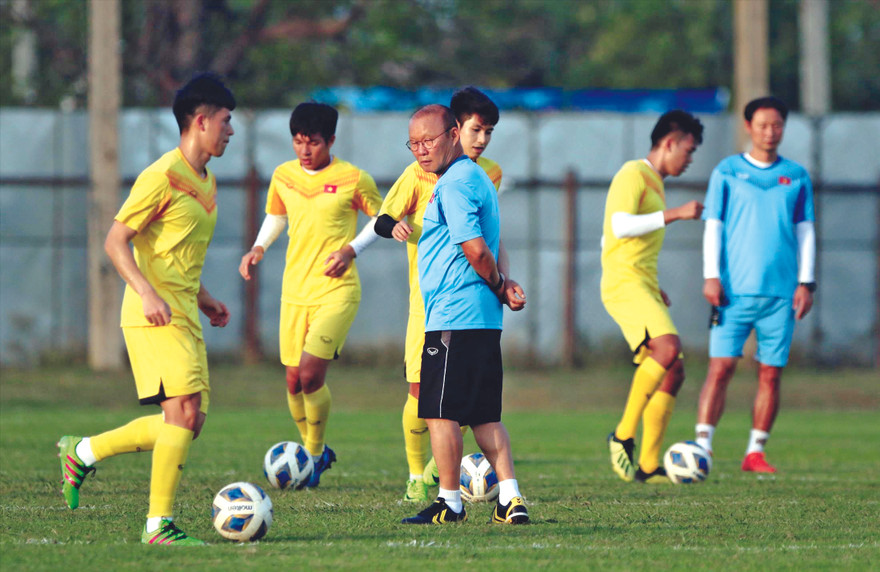HLV Park Hang Seo theo dõi chặt chẽ các tuyển thủ ở hàng phòng ngự U23 Việt Nam luyện tập Ảnh: HỮU PHẠM