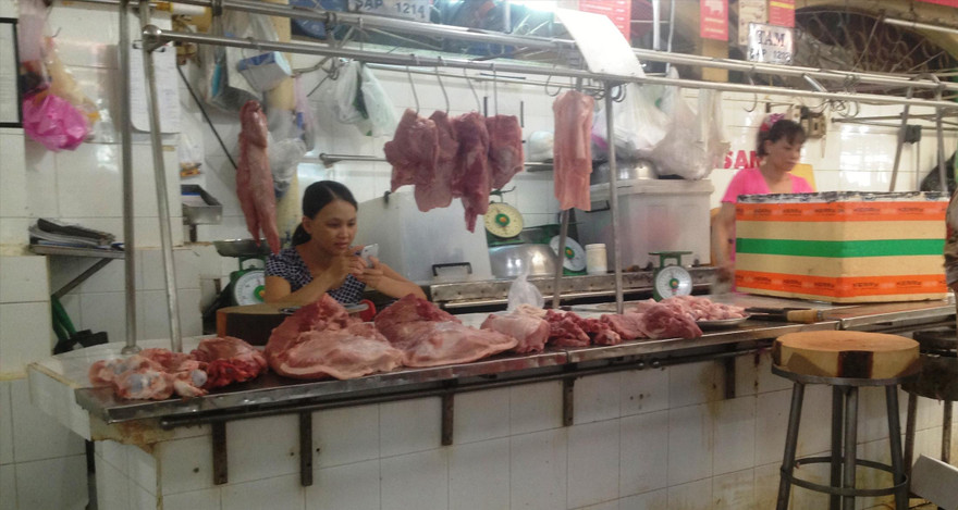 Thịt ê hề, tiểu thương rầu rĩ cập nhật thông tin dịch tả lợn châu Phi từng phút