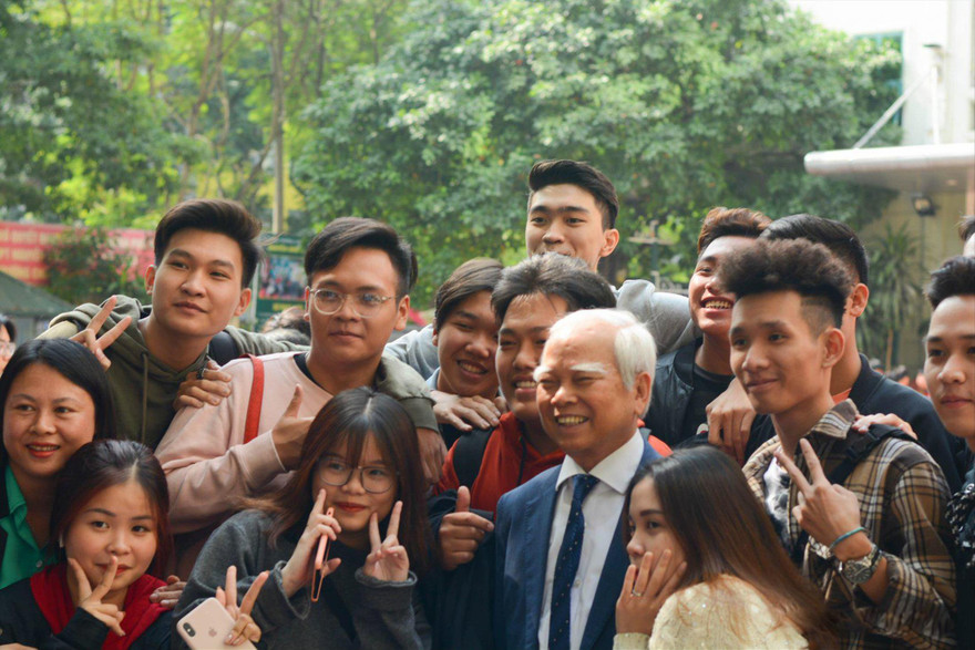 Nhà giáo Nguyễn Văn Hòa với học trò của mình