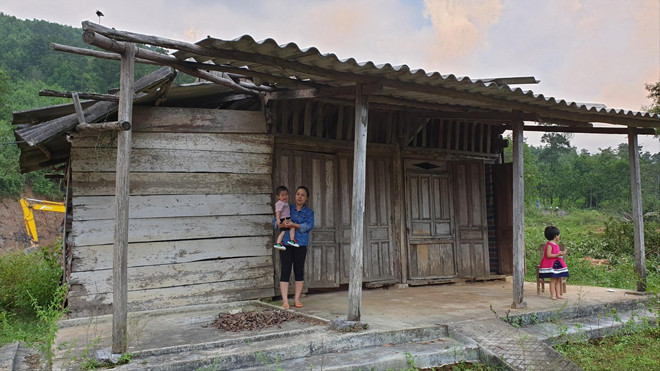 Ngôi nhà rách nát của chị Ðào không có tiền sửa chữa