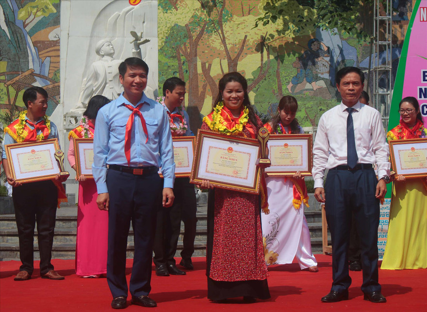 Bí thư T.Ư Đoàn Nguyễn Ngọc Lương và Phó Bí thư Tỉnh ủy, Chủ tịch HĐND tỉnh Cao Bằng Đàm Văn Eng trao giải thưởng “Cánh én hồng”Ảnh: CTV