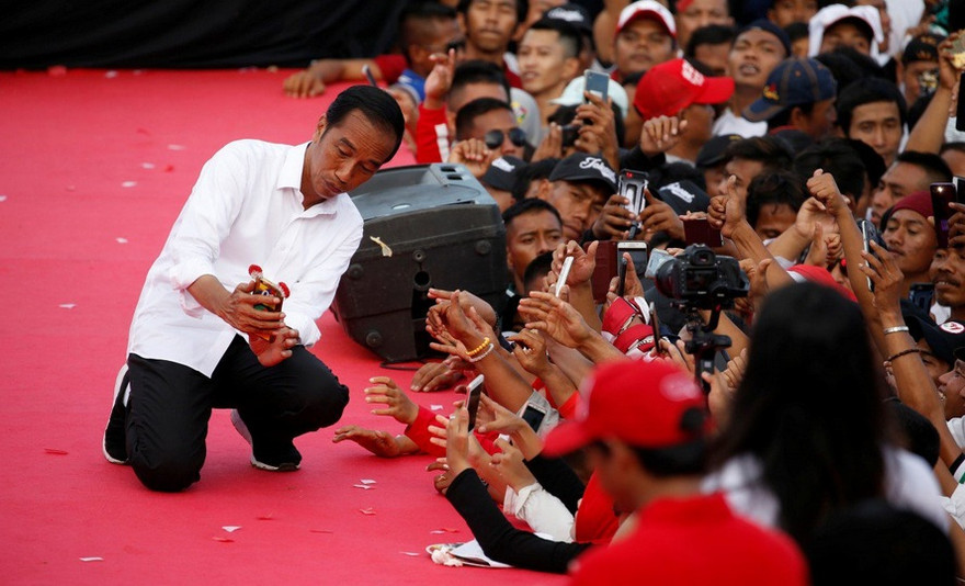 Tổng thống Widodo selfie cùng những người ủng hộ trong một sự kiện vận động cử tri Ảnh: Reuters 