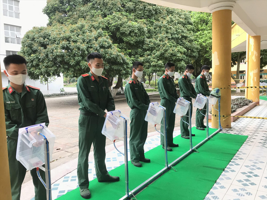 Học viên Học viện Hậu cần rửa tay tại máy sát khuẩn tự động Ảnh: N.H