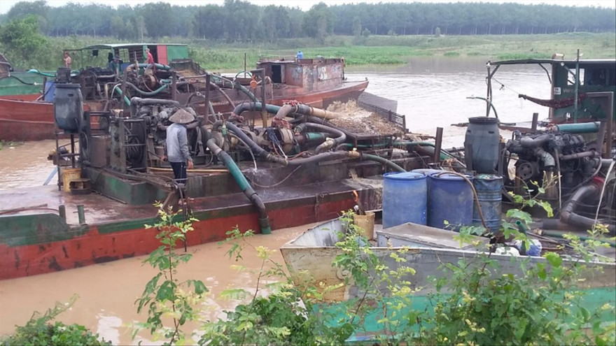 Đoàn sà lan hút cát giữa ban ngày trên sông qua ấp Bàu Lùng