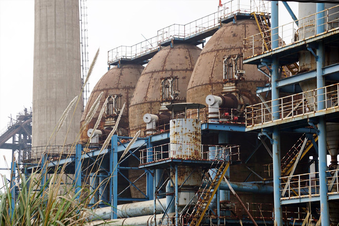 Hàng loạt hạng mục, thiết bị máy móc trong dự án đắp chiếu, chìm trong cỏ Ảnh: Minh Ðức – Nguyễn Hoàn