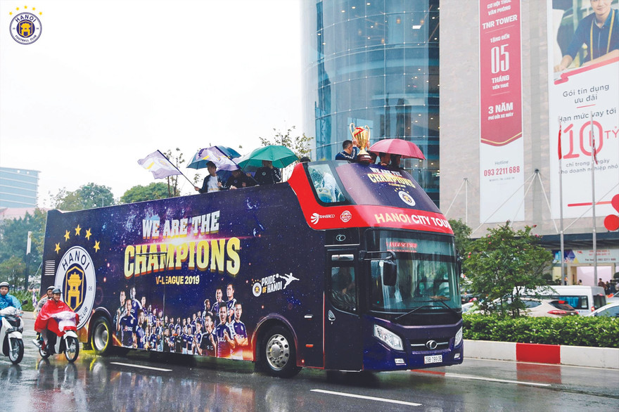 Các cầu thủ Hà Nội rước cúp vô địch trên đường phố Hà Nộiảnh: HNFC