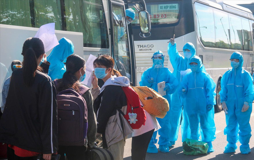 Các công dân tỉnh Quảng Ngãi được tổ chức đưa về địa phương để cách ly 14 ngày trước khi về nơi cư trú